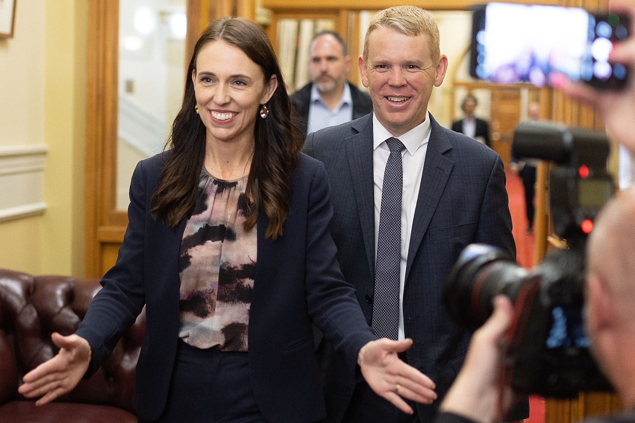 La Première ministre Jacinda Ardern (gauche) et le ministre de l'Education, de la police et du service publique Chris Hipkins (droite) (Image : AFP)