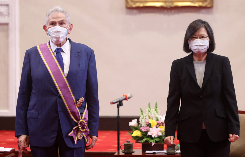 Tsai Ing-wen décore le président d'honneur de l’US-Taiwan Business Council