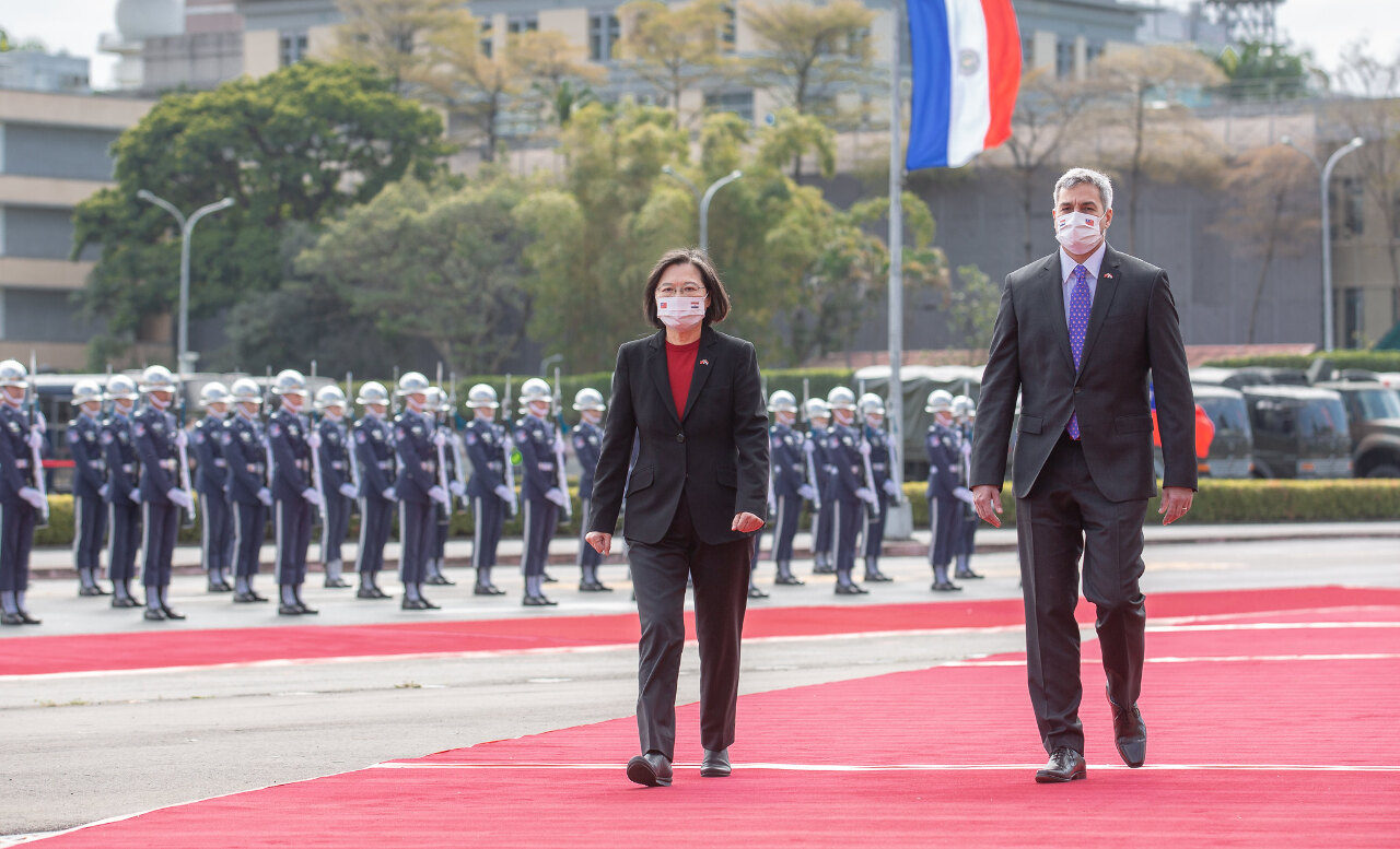 Le président du Paraguay reçu avec les honneurs militaires au Palais présidentiel