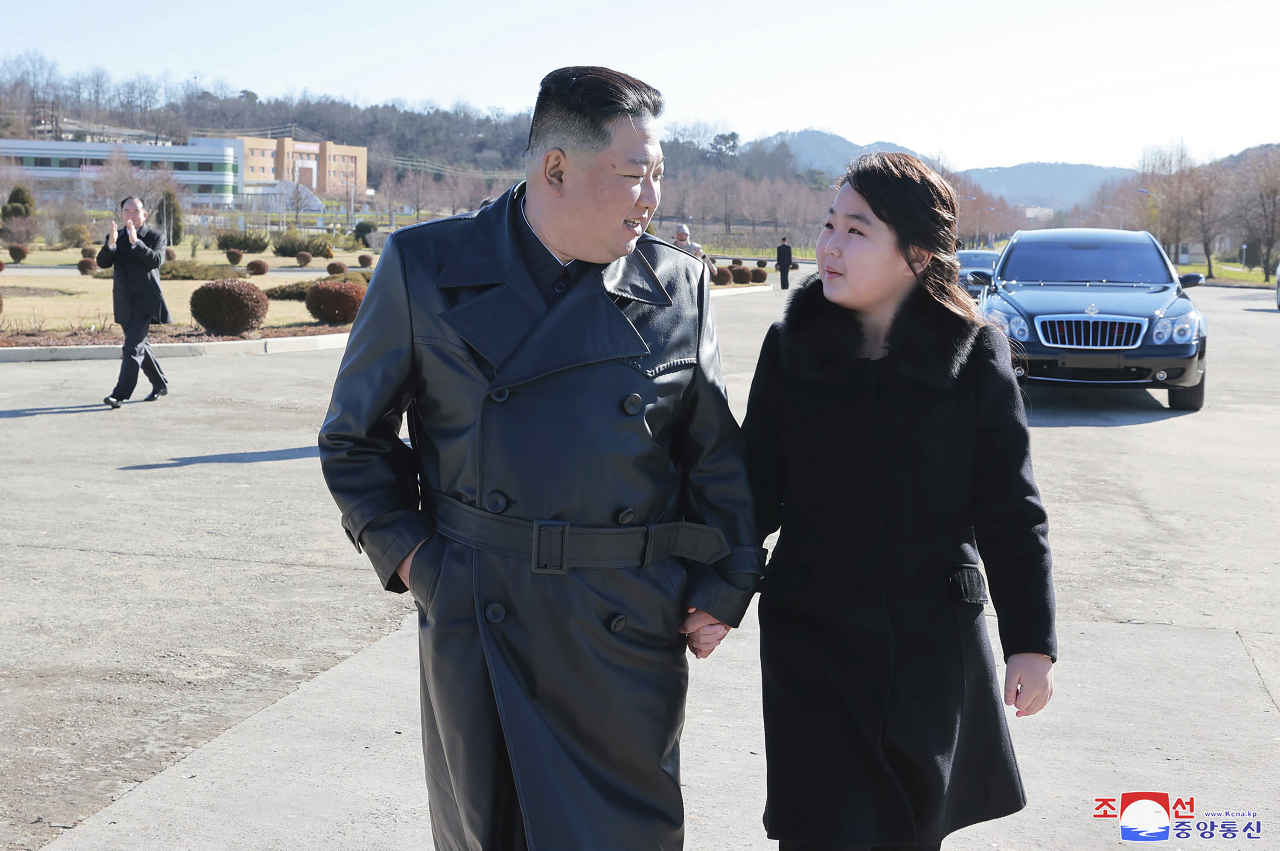 Le dirigeant nord-coréen et sa fille, dont le nom supposé est Kim Ju-Ae (Image : AP)