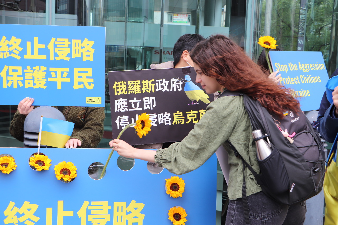 La branche taïwanaise de l'ONG Amnesty International a organisé, mercredi, avec l'Association taïwanaise pour les droits de l'homme et l'Eglise presbytérienne de Taïwan, une conférence de presse devant les locaux du Bureau de représentation de Moscou à Taipei, à deux pas de la tour Taipei 101 (Image : Amnesty International Taiwan)
