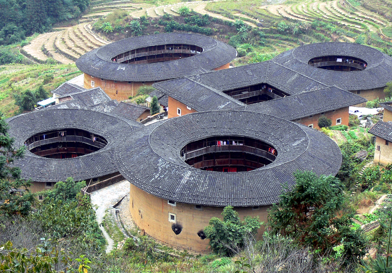 Tulou du village de Tianluokeng dans la province chinoise du Fujian en Chine : vous découvrirez pourquoi on parle de quatre plats et une soupe ! (Photo : Wikimedia Commons)