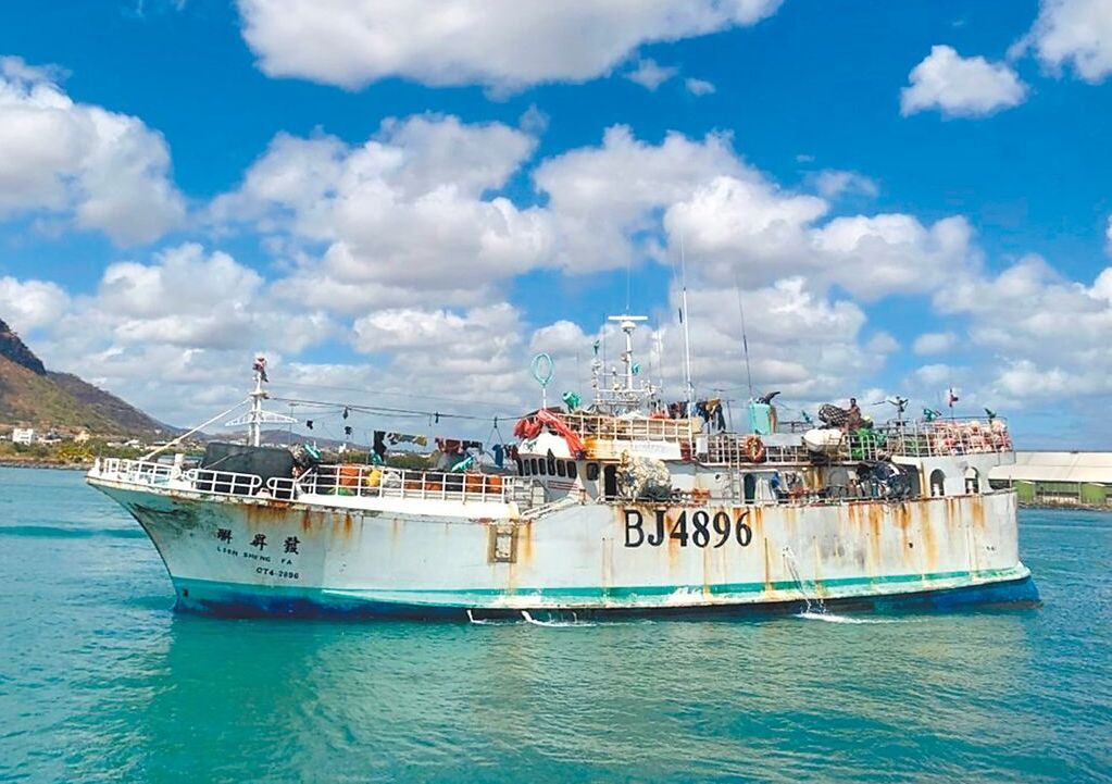 Deux bateaux de pêche perdus et chavirés, les recherches se poursuivent