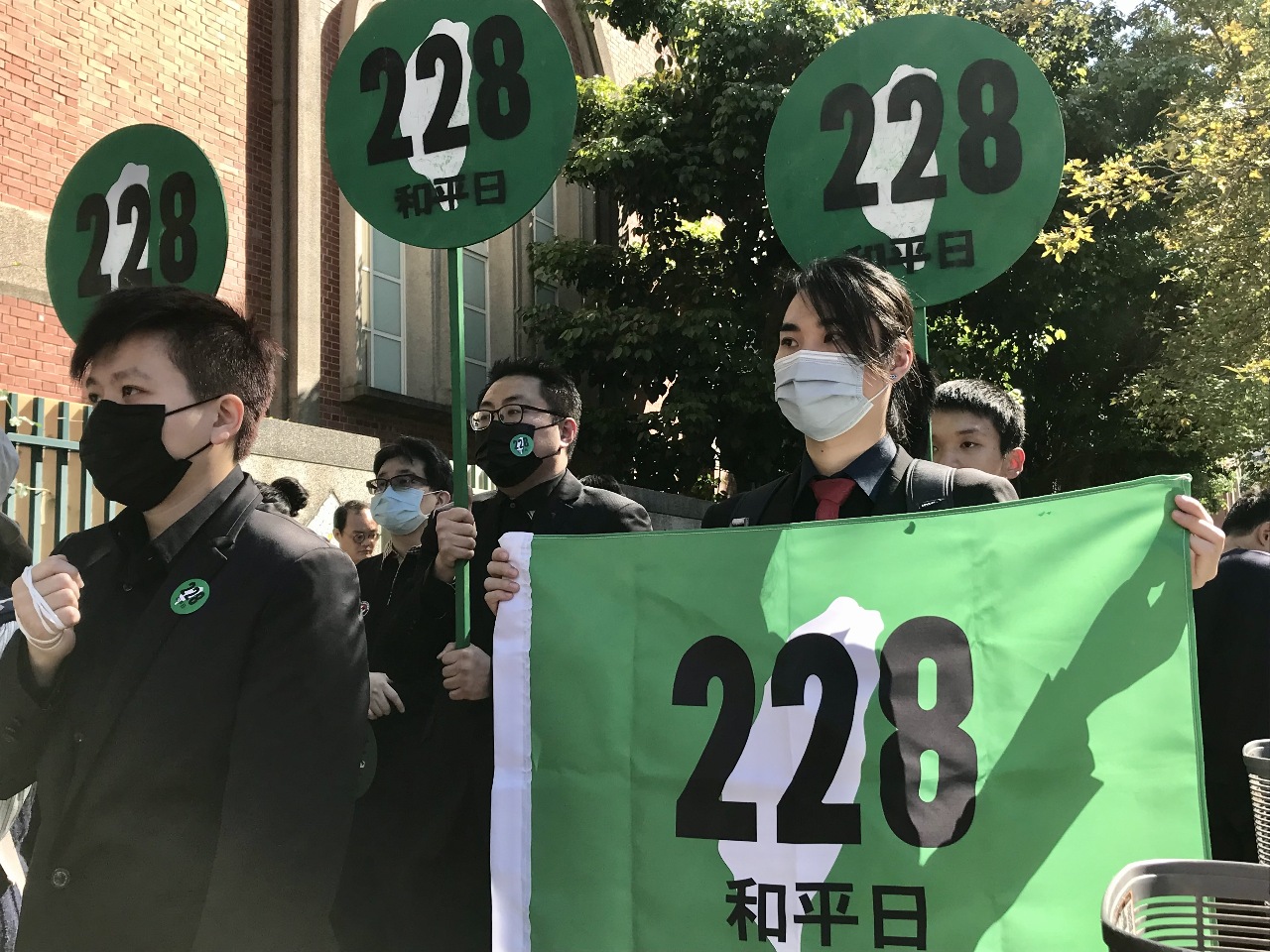Plus de 50 groupes de la société civile réunis pour la marche commémorative du 28 février (Image : RTI - Lisa Duffaud)