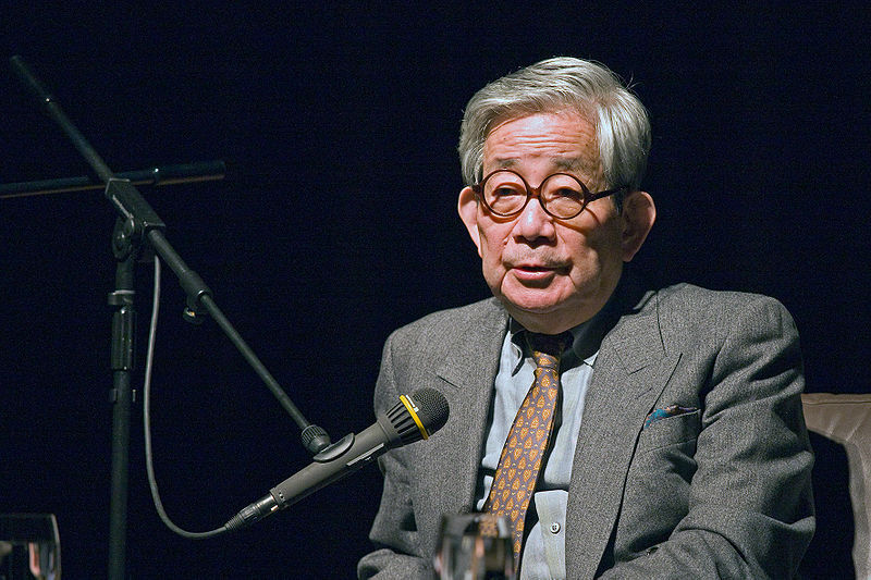 Oe Kenzaburo à l'Institut du Japon de Cologne, en Allemagne, en 2008 (Image : Hpschaefer, CC BY 3.0 <https://creativecommons.org/licenses/by/3.0>, via Wikimedia Commons)