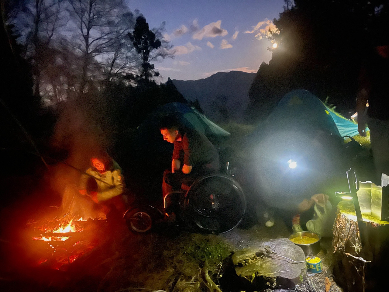Camping et randonnée sont aussi à portée de main pour les personnes en situation de handicap grâce à la joëlette (photo : 台灣多元探索教育協會 Taïwan Diversity Exploration Education Association)