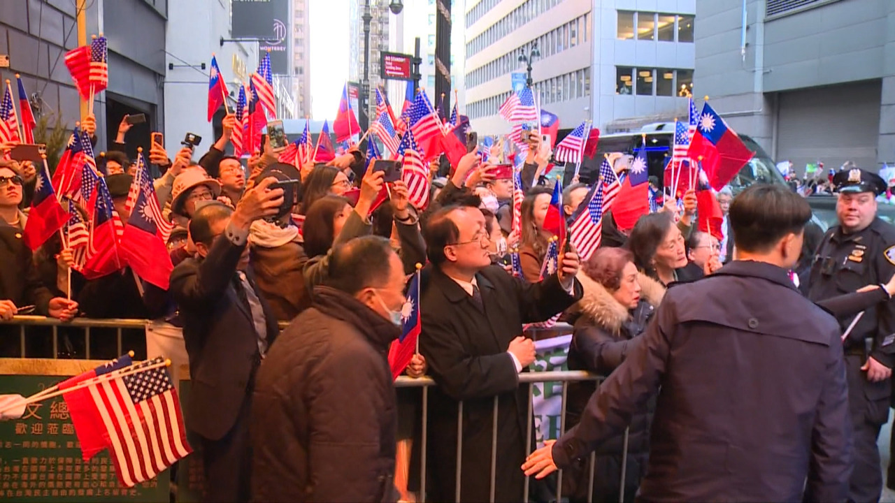 Mercredi, Tsai Ing-wen a été accueillie, en arrivant au Lotte New York Palace, avec ferveur par des dizaines de Taïwanais d'outre-mer brandissant des drapeaux de la République de Chine (Image : CNA)