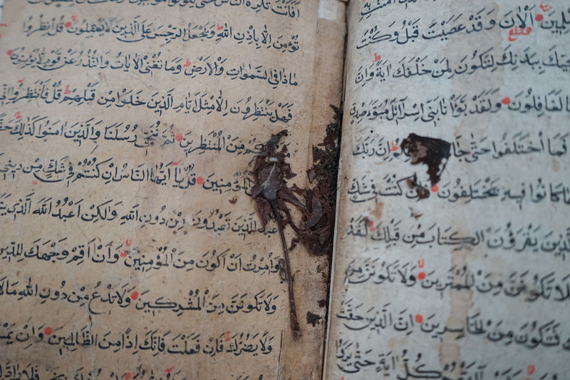 La maître bouddhiste du groupe Tzu Chi reçoit un ancien manuscrit restauré du Coran