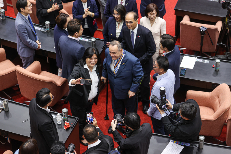 La Présidente Tsai Ing-wen reçoit avec les honneurs militaires son homologue guatémaltèque