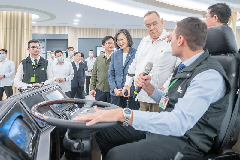 Le président guatémaltèque visite une usine de véhicules électriques à Taichung