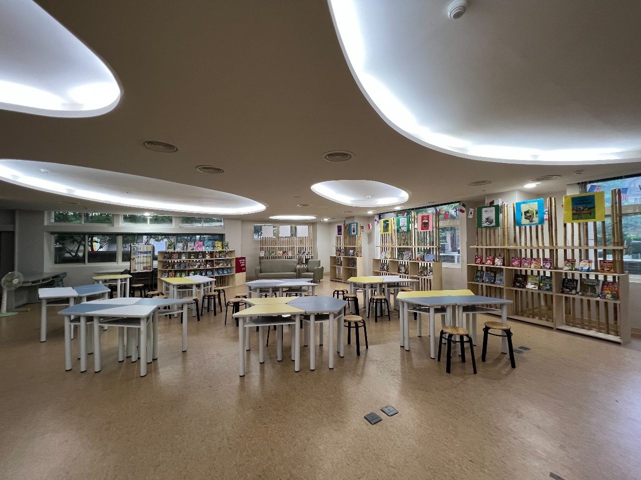 Le mobilier de bibliothèque du stand belge du TIBE intègre une école primaire de Taoyuan