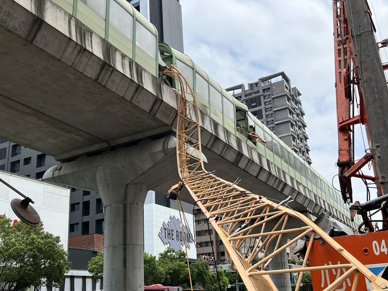 Un mort dans la chute d'une grue de chantier sur les rails du métro de Taichung