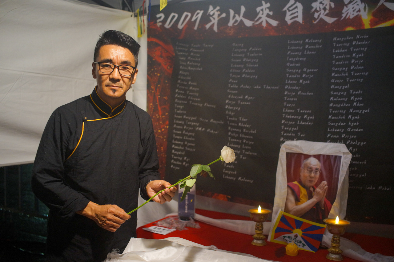 Tashi Tsering, président de l’Association taïwanaise pour le bien-être des Tibétains, pose devant un autel dédié au Dalaï Lama et devant les noms des 157 Tibétains qui se sont immolés depuis 2009 pour protester contre l'oppression de la culture tibétaine par le gouvernement chinois, lors de la commémoration de Tian An Men le 4 juin 2023 à Taipei (photo : Sasa)