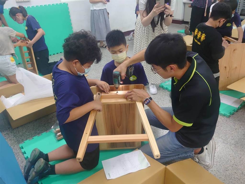 Don de mobilier pour des écoliers à Nantou