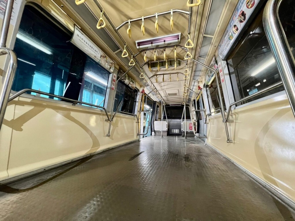 OEPAT: métro debout, chiens errants et comédie musicale
