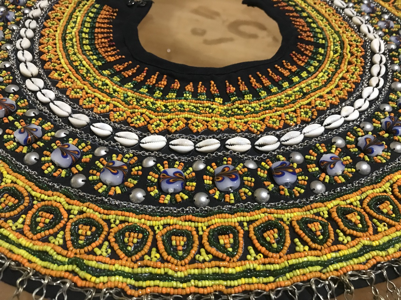 Le Musée de Pingtung, qui expose souvent des artistes locaux, a récemment invité Shi Hsiu-chu (施秀菊), une créatrice de bijoux fabriqués avec des perles en verre basée dans le village de Sandimen/Timur à la tête du Dragonfly Beads Art Studio (蜻蜓雅築珠藝工作室), à exposer plusieurs de ses plus belles pièces (Image : RTI / avec l'aimable autorisation du Musée de Pingtung)