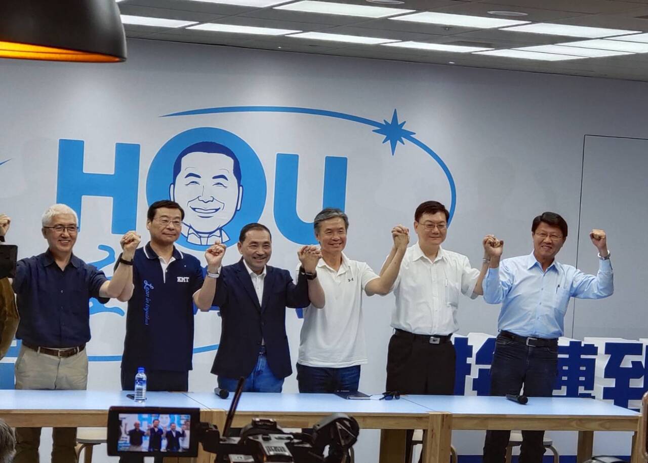 Présidentielle 2024 : le candidat du KMT Hou Yu-ih présente son équipe de campagne