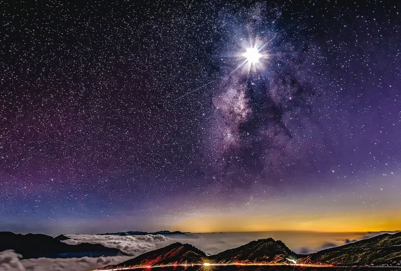 Observation astronomique à 360 degrés à distance du ciel étoilé depuis le sommet Yuanfeng de Hehuanshan