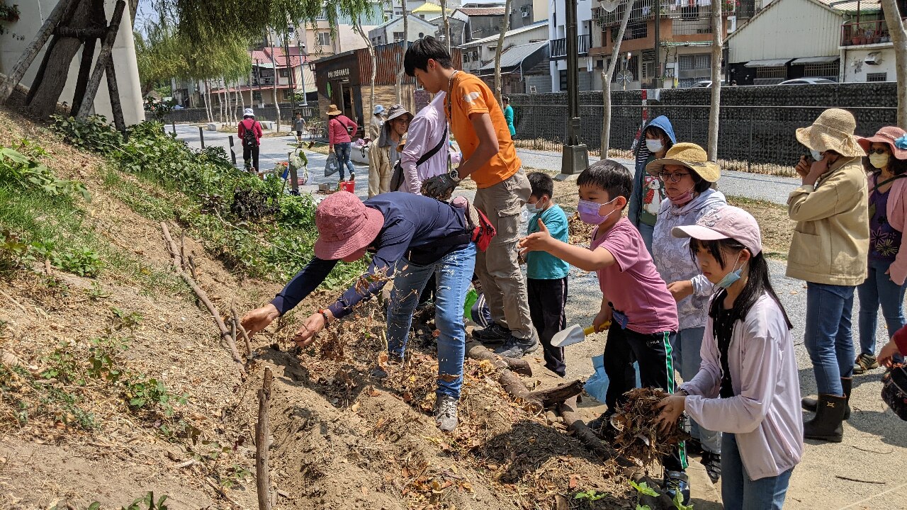La guérilla verte lancée par un groupe d'habitants de Taichung, consiste à planter des légumes, herbes comestibles ou des fleurs dans des espaces publics qui ne sont pas utilisés (可食綠空小聚)