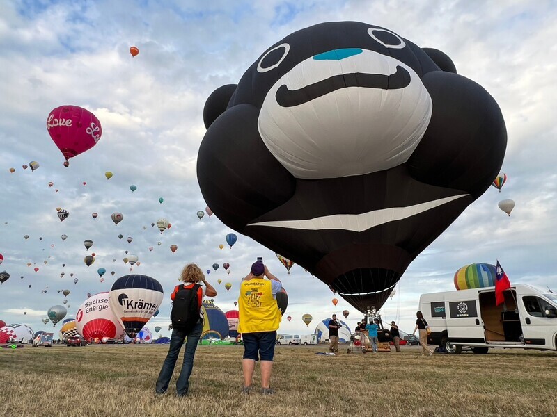 La montgolfière de l’ours noir formosan de Taipei flotte dans le ciel de la France