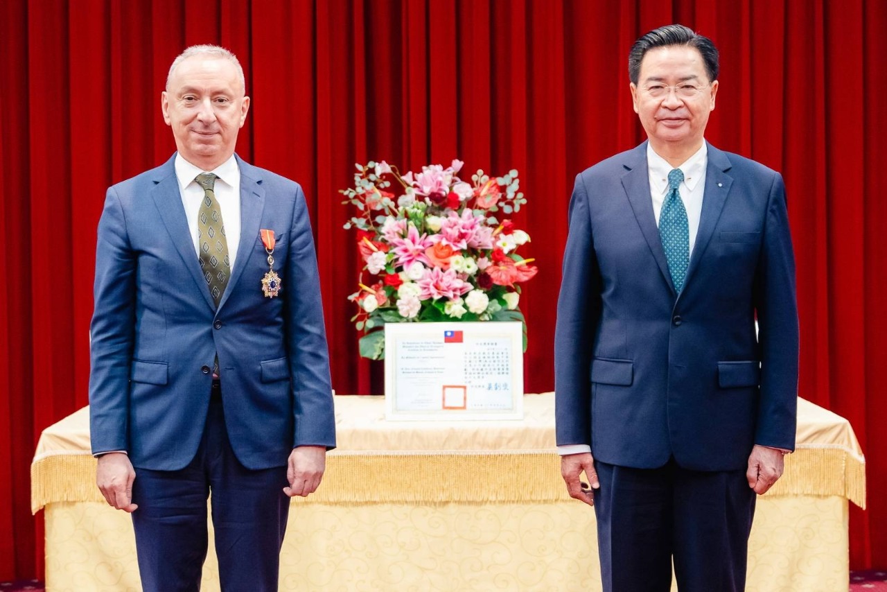 La diplomatie décore le représentant français de la médaille d’amitié de la diplomatie