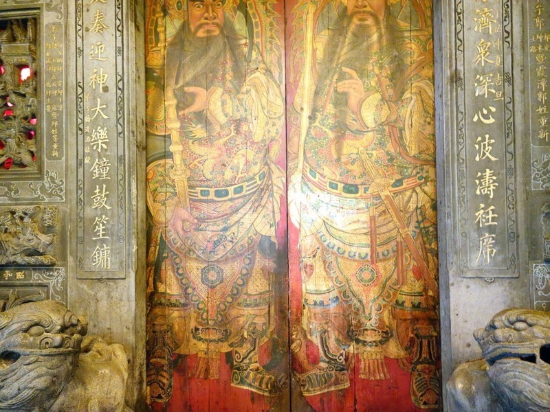 Peinture sur la porte d’un temple ancien endommagée par un homme ivre