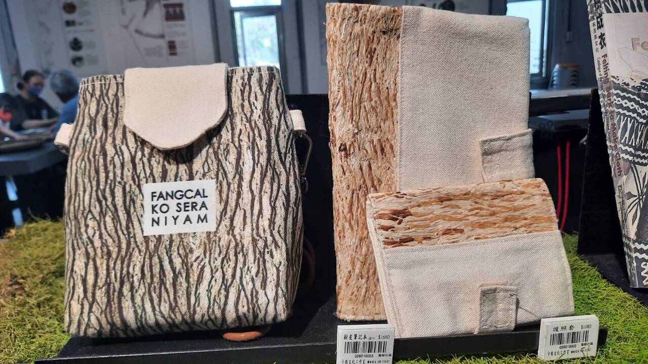 Disparition, récupération et adptation du tissu d'écorce chez les Austronésiens