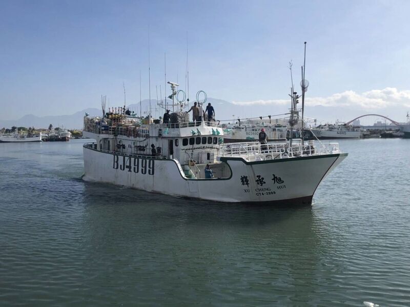 Un bateau de pêche taïwanais en flammes au large du Japon, les 10 marins secourus