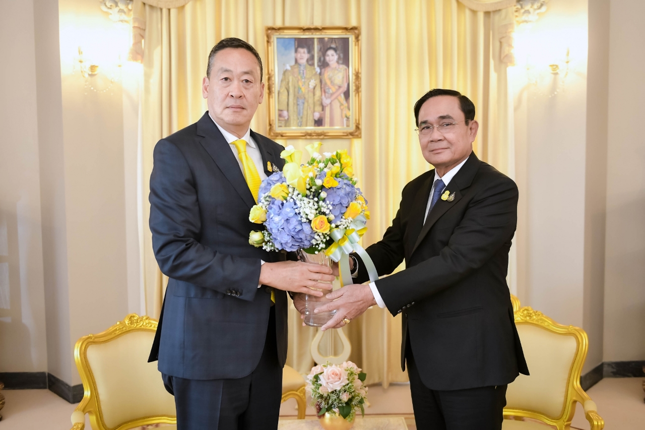 Le nouveau Premier ministre Srettha Thavisin, issu du Pheu Thai, reçoit aujourd'hui un bouquet de fleurs des mains du général  Prayuth Chan-o-cha, ancien Premier ministre à la tête de la junte militaire en Thaïlande (Image : AFP)