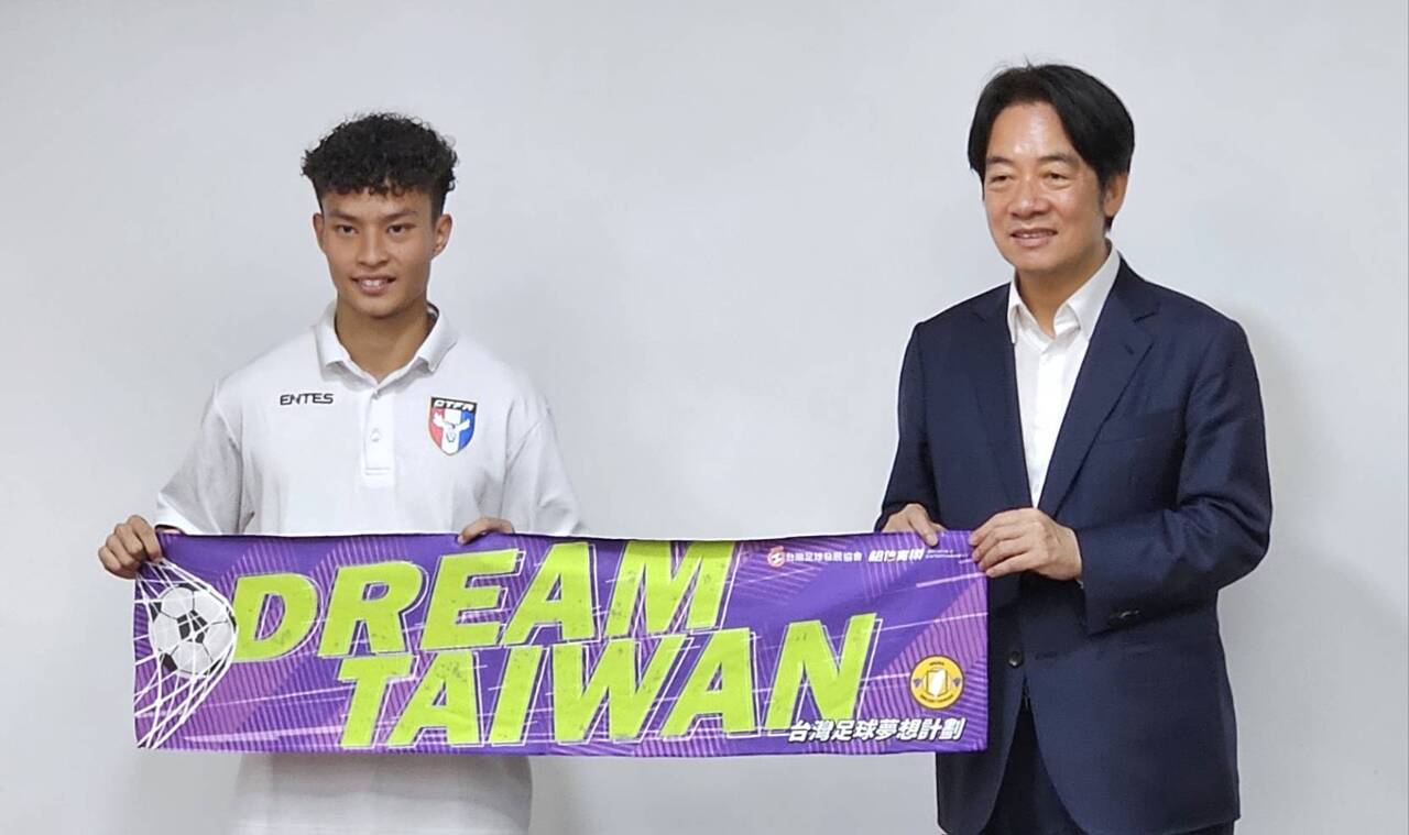 Lai Ching-te encourage les jeunes footballeurs taïwanais en partance pour l’Arnedo Cup en Espagne