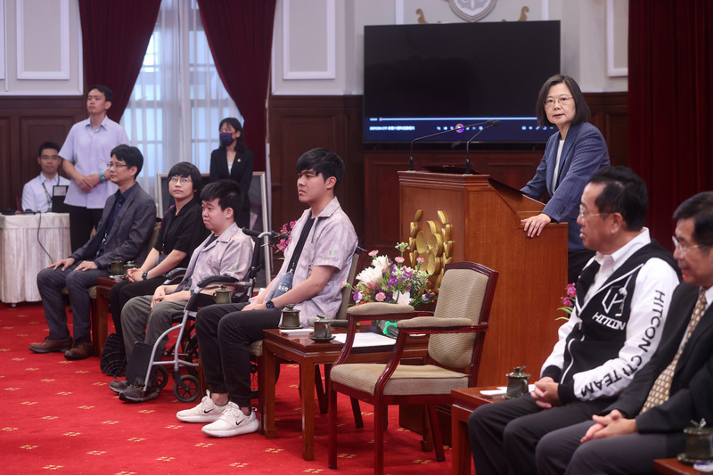 Tsai Ing-wen reçoit l’équipe TWN48 primée au DEF CON