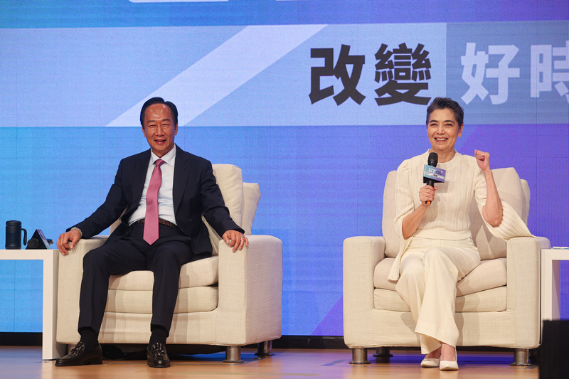 Terry Gou qui souhaite se présenter en tant que candidat indépendant à l'élection présidentielle de janvier prochain a annoncé le 14 septembre que sa co-listière serait Tammy Lai, dont il sera question dans cette émission (photo CNA)