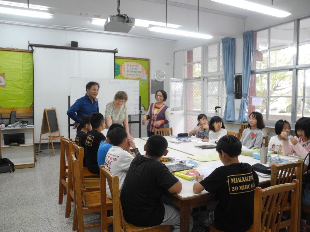 Intervention de l'ethnologue Josiane Cauquelin dans une classe d'apprentissage du Puyuma (photo remise par JC)