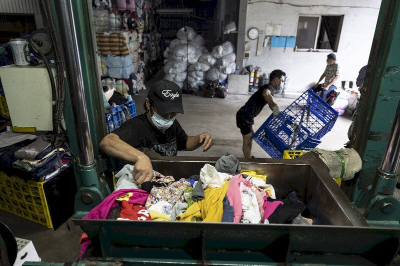 Le gouvernement prépare un projet pour inciter le recyclage des produits vestimentaires