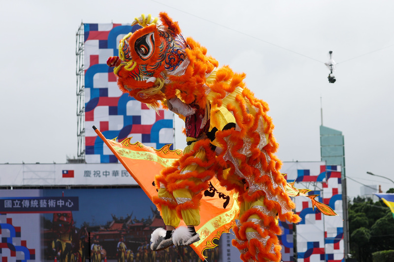 Danse du lion pour la célébration de la fête du Double Dix (image CNA)