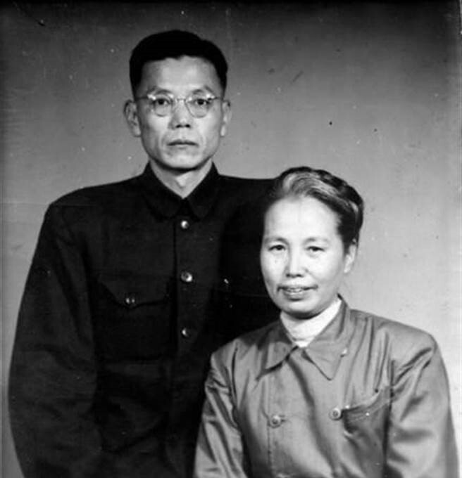 Xie Xuehong et Yang Kehuang en 1950 (image Wikipédia)