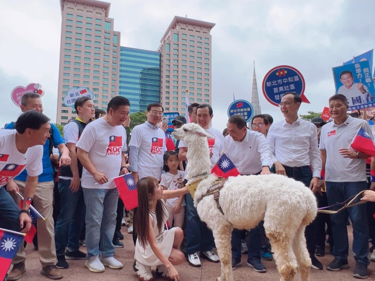 L'alpaga Caonima 草泥馬 de la chanteuse et influenceuse Yo Wang (王宥忻) avec les leaders du KMT pendant la fête nationale de 2023 (photo facebook Yo wang)