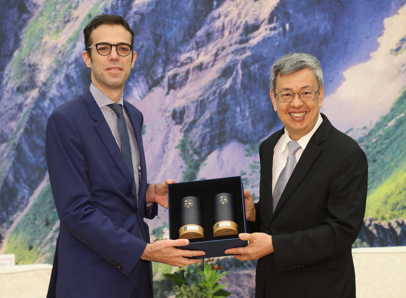 Le Premier ministre Chen Chien-jen reçoit le nouveau représentant français à Taïwan Franck Paris