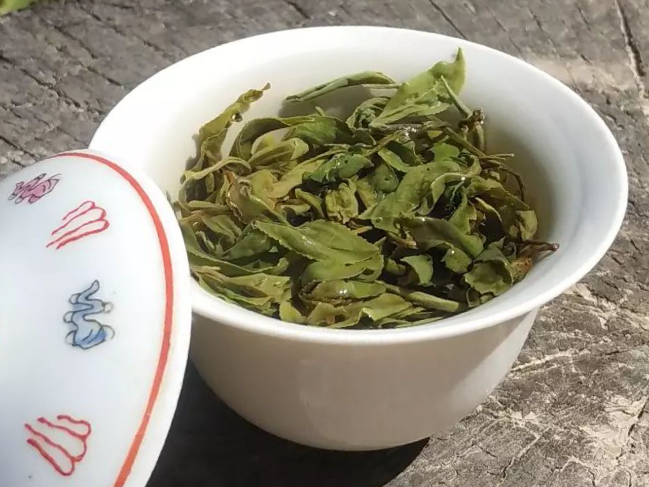 Infusion de feuilles de thé (aimable crédit George van Driem)