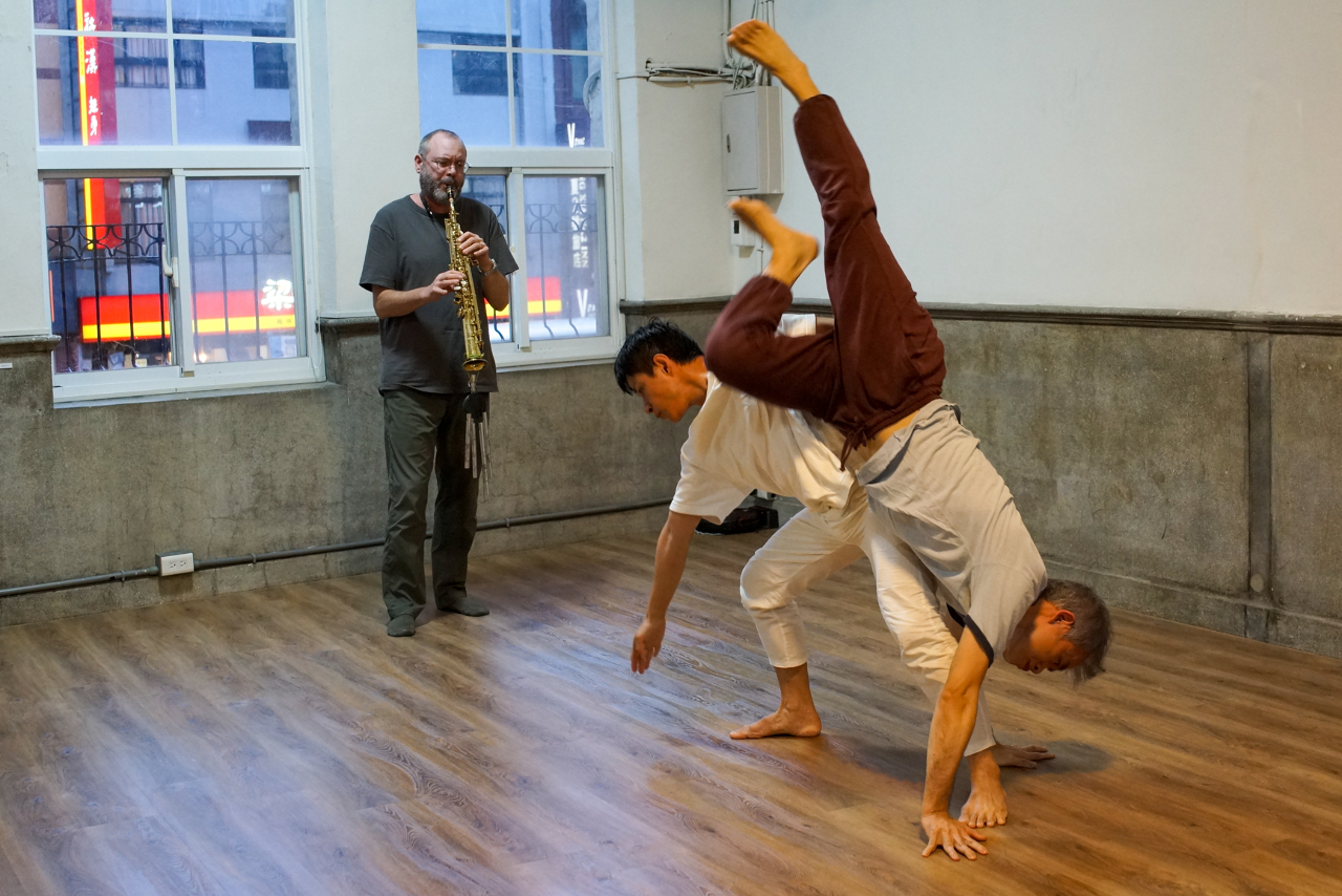 Le musicien français résident à Taipei Arnaud Lechat et les danseurs hongkongais Daniel Yeung et Force Fong, qui pratiquent ensemble quelques jours avant le début du Festival I-Dance (photo © Sasa)