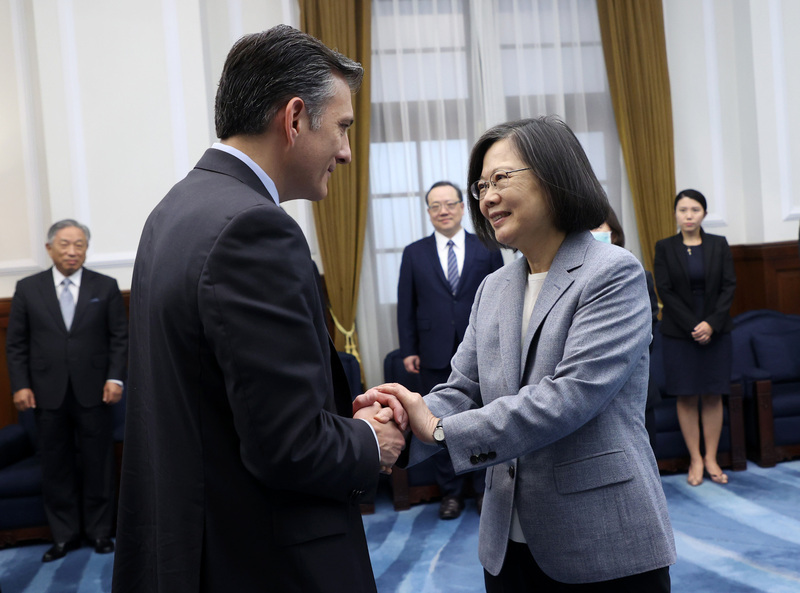 La Présidente Tsai Ing-wen rend hommage à Ronald Reagan et réitère l’importance des Six Garanties