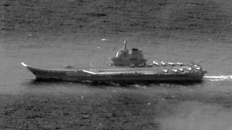 Le porte-avions chinois Shandong longe la ligne médiane du détroit de Taïwan