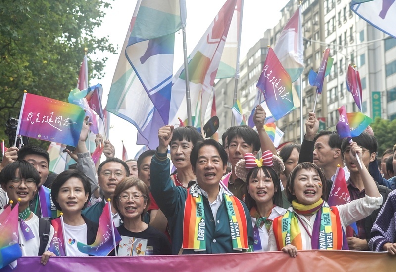 Marche des fiertés, manifestation devant le mémorial de Tchang Kaï-chek, et nouilles instantanées