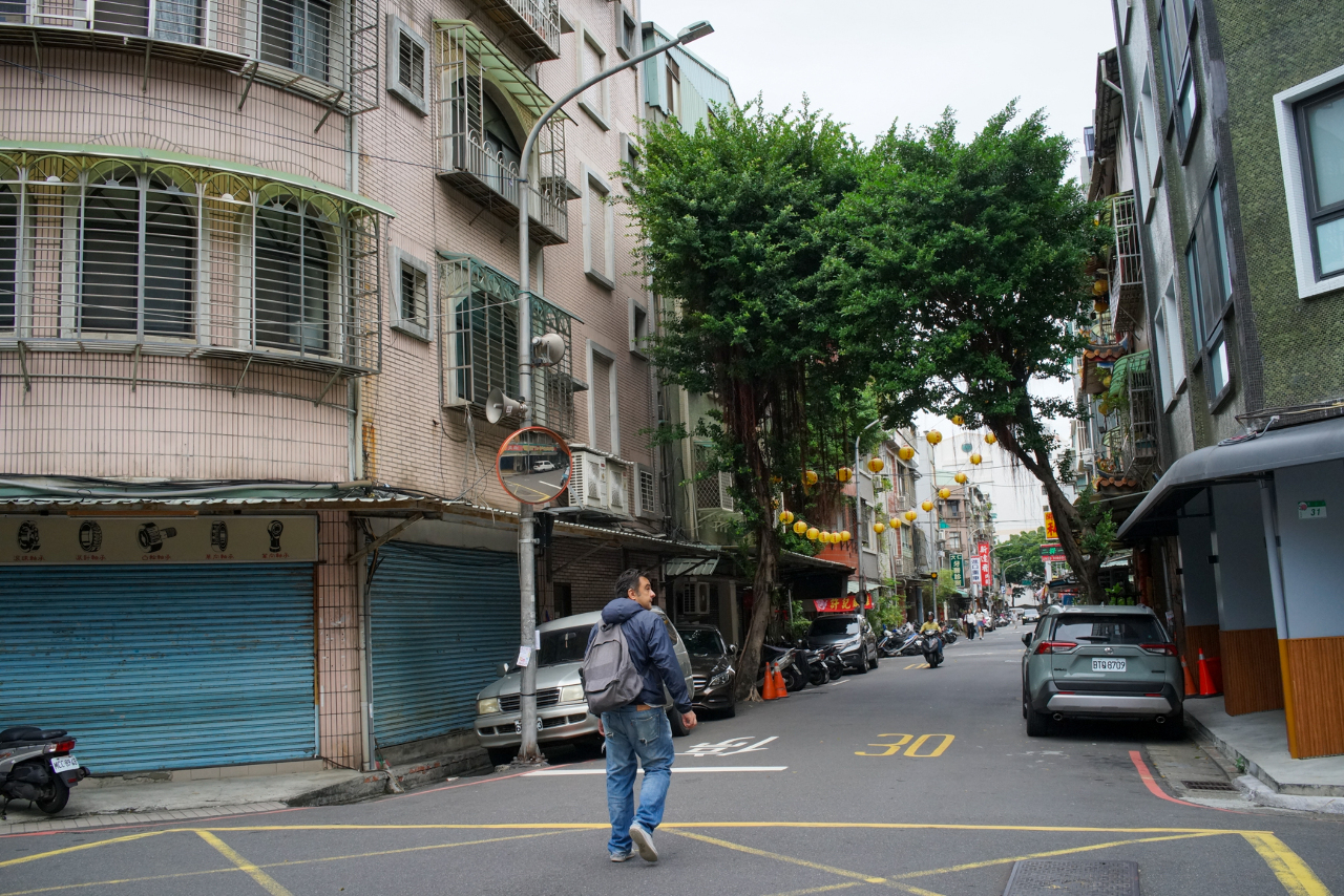 Le photographe Hubert Kilian sillonne les rues de Taipei, toujours prêt à immortaliser un instant fugace sur la pellicule de son appareil photo argentique (photo : Sasa)