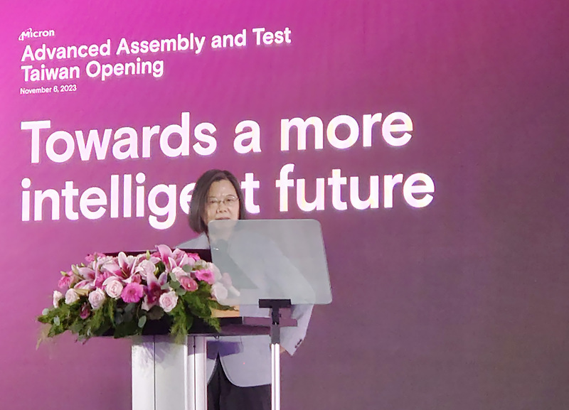 Tsai Ing-wen salue la nouvelle usine Micron à Taïwan