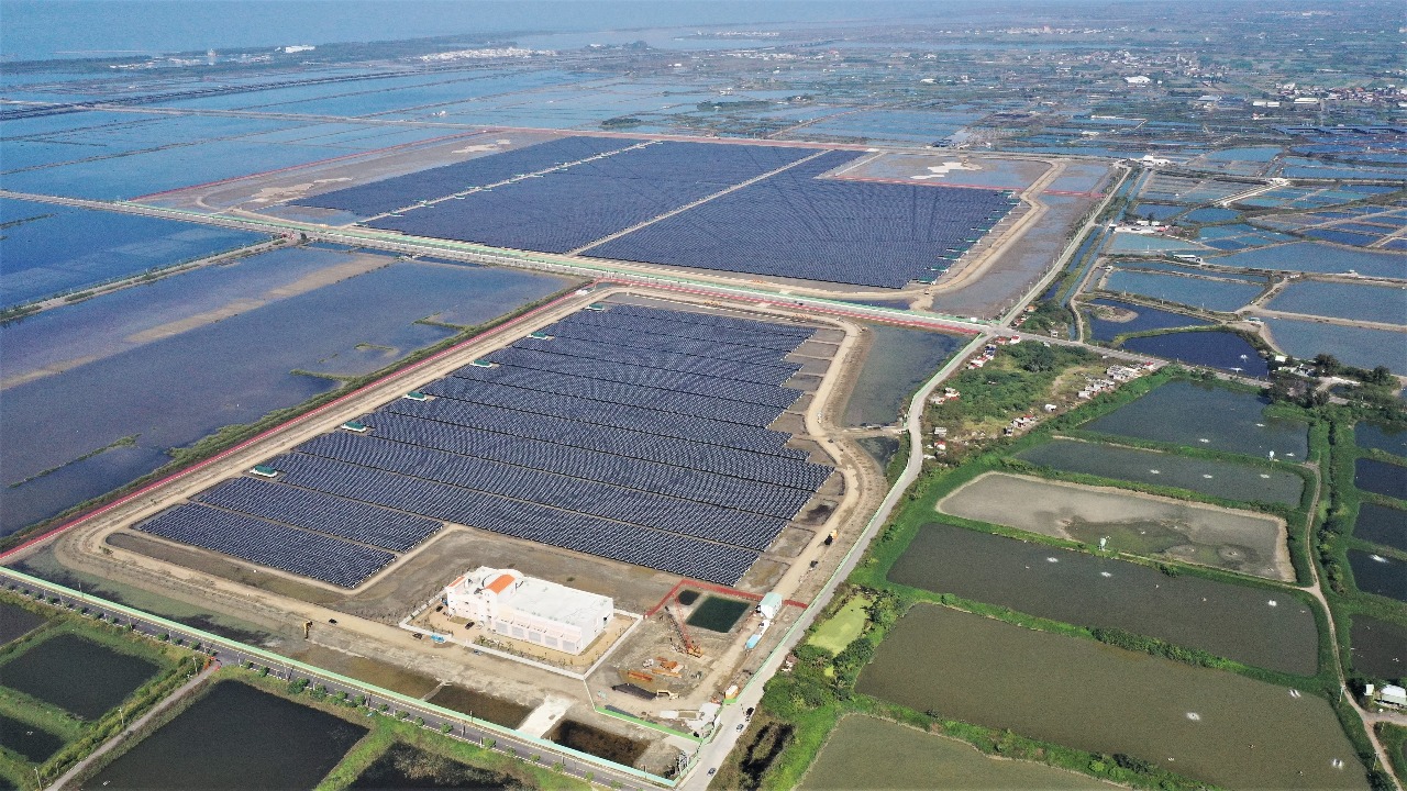Production d'énergie solaire et élevage de poissons se disputent les terres à Tainan (photo : ministère de l'Économie)