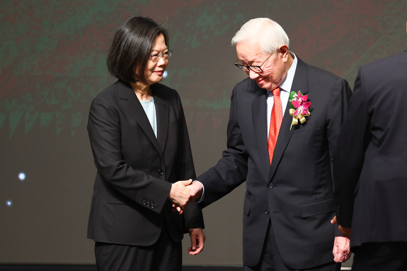 Morris Chang, premier récipiendaire du prix Li Kwoh-ting