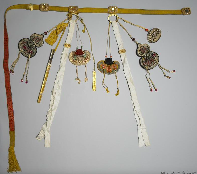 Costumes et accessoires de la cour des Qing (suite)