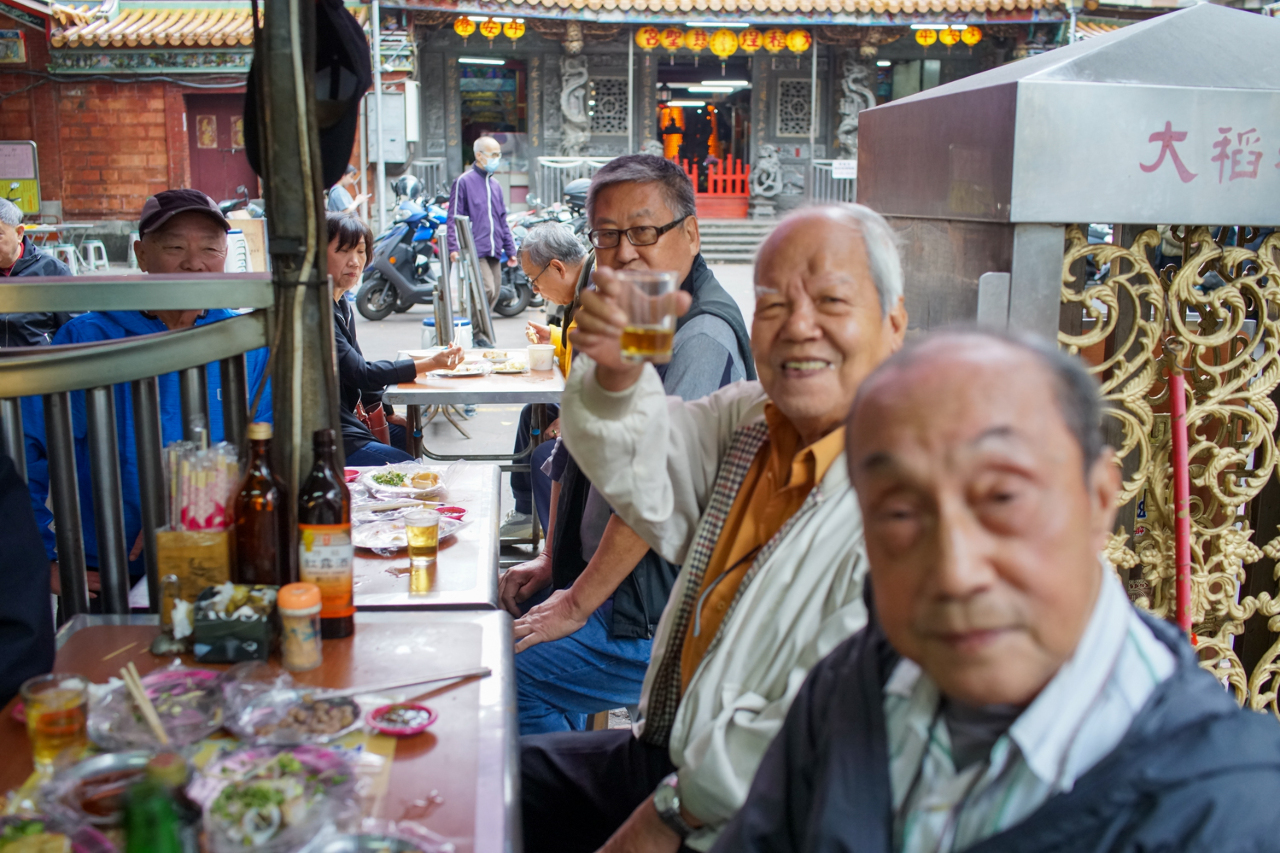 Trinquer entre amis au temple Cisheng Gong