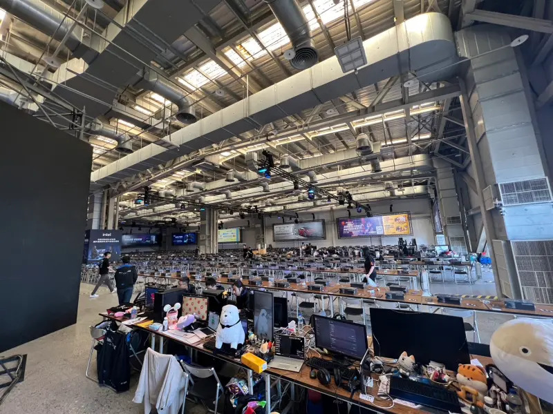 Installation des Ordinateurs de LAN durant la Wirforce 2023 (photo Nownews)